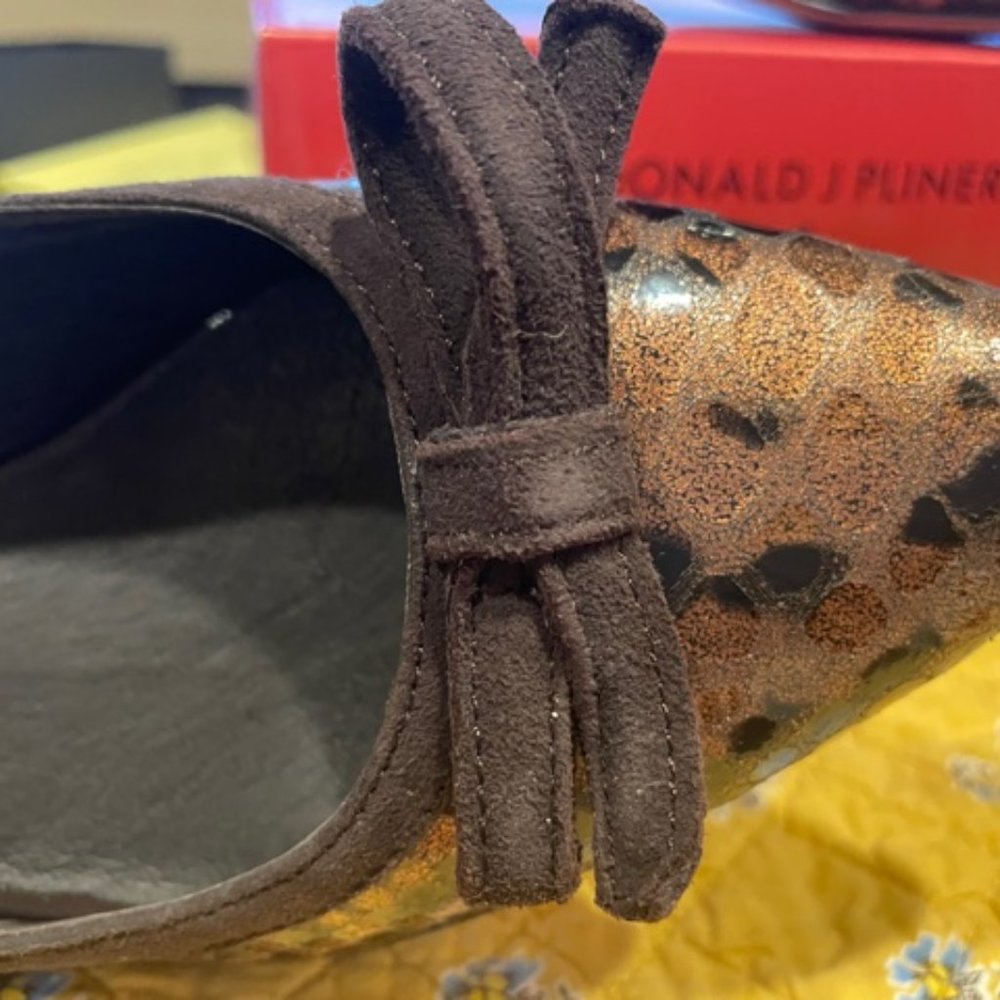 Donald J. Pliner Ginni Bow Pump, SZ 9, Bronze - Picture 5 of 6